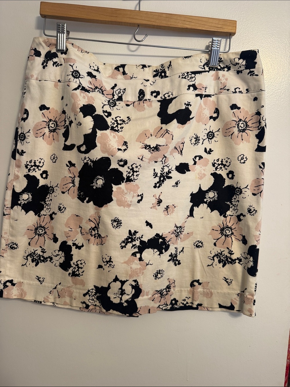 Donna Ricco Cream Mini Skirt with Black and Blush Floral Print